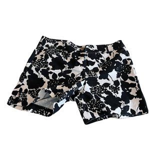 The cutest Black & White PEACE & PEARLS floral print shorts size 14